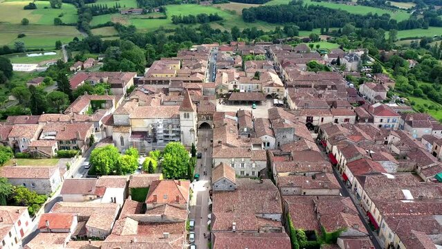 Flug &uuml;ber die historische Altstadt Monpazier, sch&ouml;nstes Dorf Frankreichs, zentraler Marktplatz und Kirche, D&eacute;partement Dordogne, Nouvelle Aquitaine, P&eacute;rigord, Frankreich