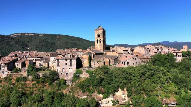 Flug über die historische Altstadt mit Burg, Schloss und Kirche von Aínsa, Blick auf die Berge der Pyrenäen, Großaufnahme, Provinz Huesca, Aragón, Spanien