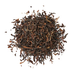 Obraz premium Heap of Indian Ambootia Darjeeling tea close on white background