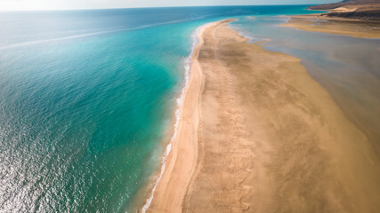 Prachtige luchtfoto drone-opname van het zonnige Playa de Sotavento de Jandía, Fuerteventura, strand, spanje
