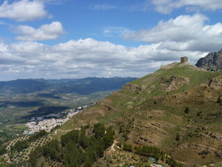 Fototapeta na wymiar Sierra de Cazorla: Castillo de las Cinco Esquinas and the town of Cazorla