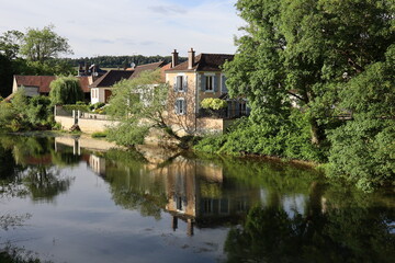 Fototapeta na wymiar La rivière Serein dans le village, village de Chablis, département de l'Yonne, France