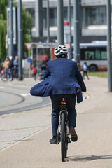 mobilité transport Belgique Bruxelles piste cyclable velo cycliste casque travail costume