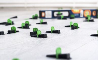 Tile leveling system for laying porcelain tiles