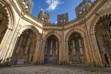 Obraz premium carved arches, pillard and vaults in Interior of the Unfinished chapels in Batalha monastery, Portugal