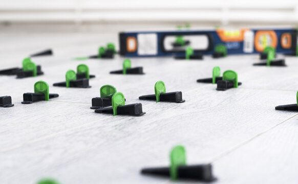 Tile leveling system for laying porcelain tiles