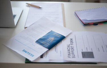 Obraz premium Application forms for Ukrainian refugeeson desk in asylum centre.