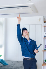 Fototapeta na wymiar 住宅の点検をする作業服の男性