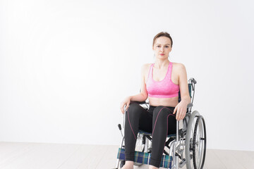 Fototapeta na wymiar スポーツウェアを着て車椅子に乗る外国人の女性