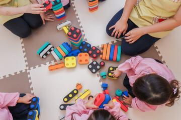 ブロックで遊ぶ子どもたち