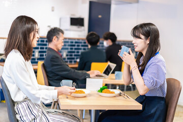 オフィスのカフェテリアのランチを食べる社員