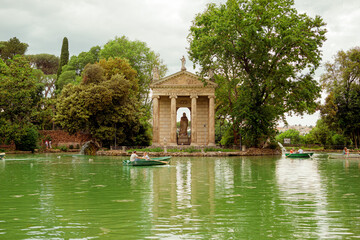 Fototapeta na wymiar Temple Grec - Parc de la villa Borghese