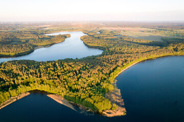 Widok z góry jezioro Wierzchowo w Polsce. Zielony las otaczający jezioro i czysta niebieska woda Krajobraz wiejski w Polsce. - obrazy, fototapety, plakaty