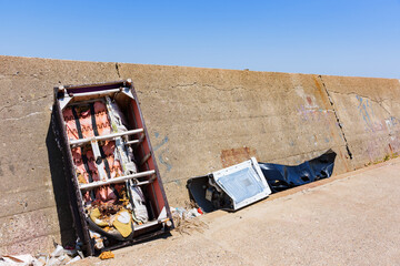 不法投棄　ゴミ　粗大ごみ　【 社会問題 の イメージ 】
