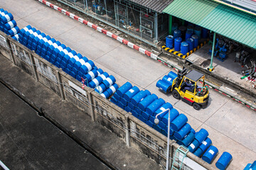 Forklift chemical drums oil barrels blue chemical drums horizontal