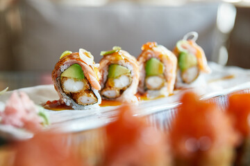 Uramaki de salmón y langostino en tempura. Comida japonesa en un restaurante. Sushi roll