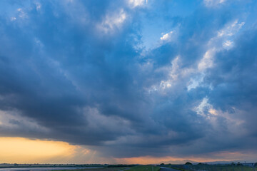 Naklejka premium 黄昏時の空と天使の梯子