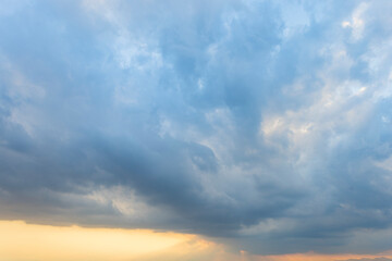黄昏時の空と天使の梯子