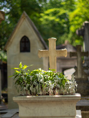 Croix en pierre religieux dans le cimetière Père-Lachaise à Paris 