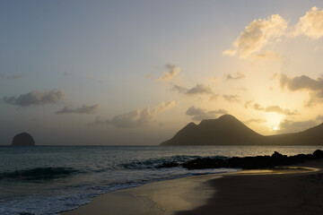 Naklejka na ściany i meble Sonnenuntergang am Strand auf Martinique