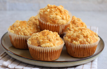 Sultana streusel cakes