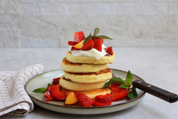 Sweet cheese cakes with fruit