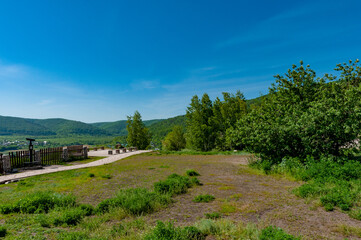 Fototapeta na wymiar Tourist gem - Shiryaevo village in a picturesque forest and mountain range Zhigulevsky State Reserve, located in the National Park 