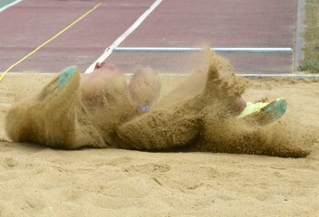 l'impact dans le sable au saut en longueur