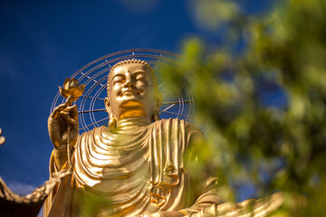 Obraz premium Golden statue of buddha in Da Lat, Vietnam