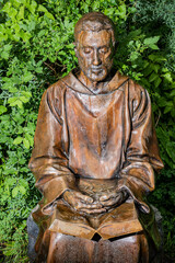 Fototapeta na wymiar Statue des Einsiedlers Amé bei der Kapelle Notre-Dame du Scex, St-Maurice, Kanton Wallis, Schweiz