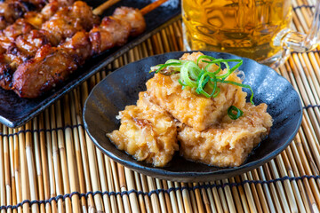 揚げだし豆腐と焼き鳥とビール　居酒屋メニュー
