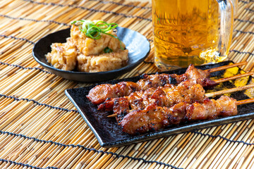 揚げだし豆腐と焼き鳥とビール　居酒屋メニュー
