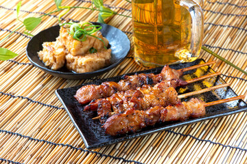 揚げだし豆腐と焼き鳥とビール　居酒屋メニュー

