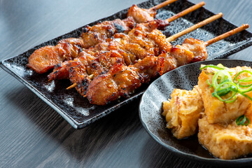 揚げだし豆腐と焼き鳥とビール　居酒屋メニュー
