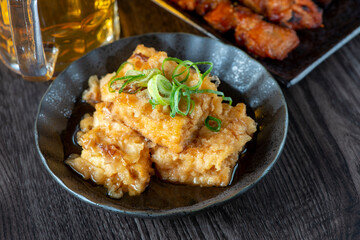 揚げだし豆腐と焼き鳥とビール　居酒屋メニュー
