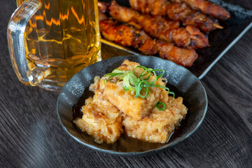揚げだし豆腐と焼き鳥とビール　居酒屋メニュー
