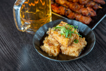 揚げだし豆腐と焼き鳥とビール　居酒屋メニュー
