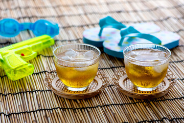冷たいほうじ茶　暑い夏のイメージ
