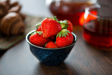 陶器に盛られたイチゴ　朝食イメージ
