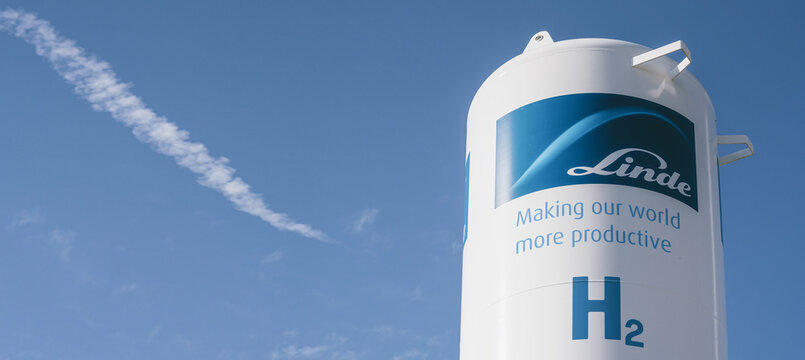 Illustration of Linde Group hydrogen logo on hydrogen LH2 gas tank for clean electricity