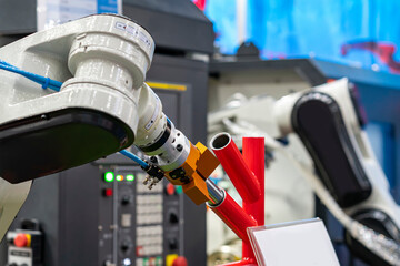 high technology & precision robot grip with automatic clamp or chuck for catch workpiece or parts for remove or assembly in manufacturing process