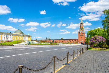 Obraz premium View of Spasskaya Tower, Senate Palace and park in Moscow Kremlin in spring, Russia.