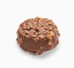 Bombón de chocolate con almendras sobre un fondo blanco. chocolate bonbon with almonds on a white background