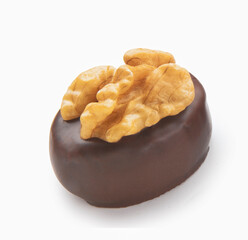 Bombón de chocolate   con nuez sobre un fondo blanco. chocolate bonbon with walnut on a white background