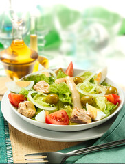 Ensalada de espárragos , atún, tomate y aceitunas. Salad with asparagus, tuna, tomato and olives.