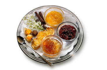 Mermeladas, frutas sobre bandeja. Jams, fruits on tray.