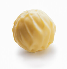 Bomb&oacute;n blanco sobre un fondo blanco. White bonbon on a white background