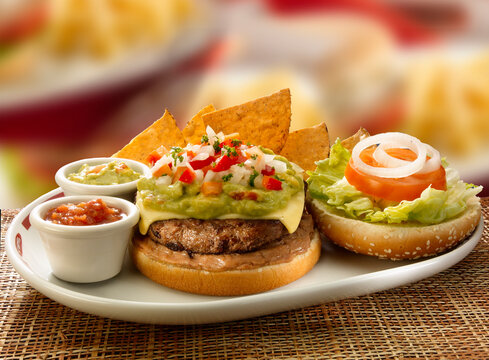 Hamburguesa con aguacate y queso y dilas. Avocado Cheese Burger and Dipas