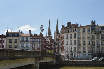 Fototapeta na wymiar Vue sur le quartier du Grand Bayonne et les flèches de la cathédrale