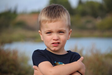 gar&ccedil;on blond jouant dehors